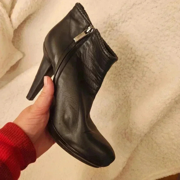 Bottega Veneta Black Leather Ankle Boots - Picture 16 of 16